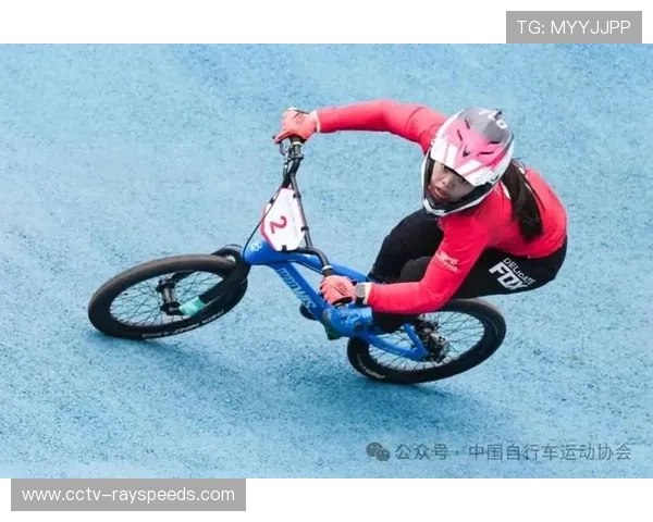 十五运会小轮车竞速赛，选手上演速度对决