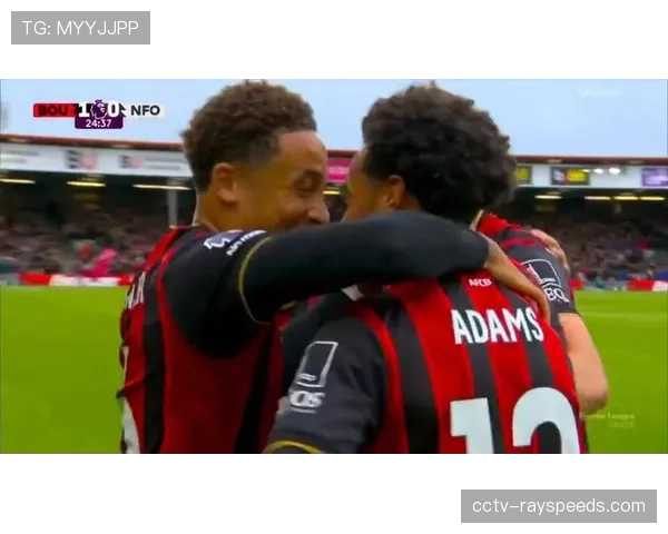 镜头聚焦：角球防守中，伯恩茅斯球员在门柱旁的人墙式站位